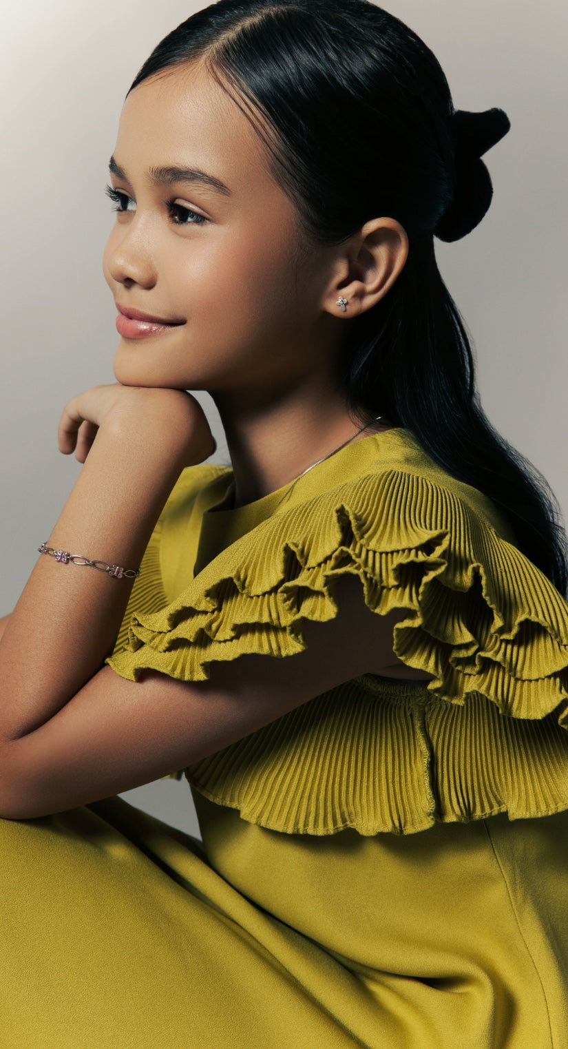 A girl using Yellow dress and using Blue Francis Bracelet and Earrings